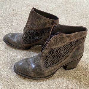 Leather zipped boots